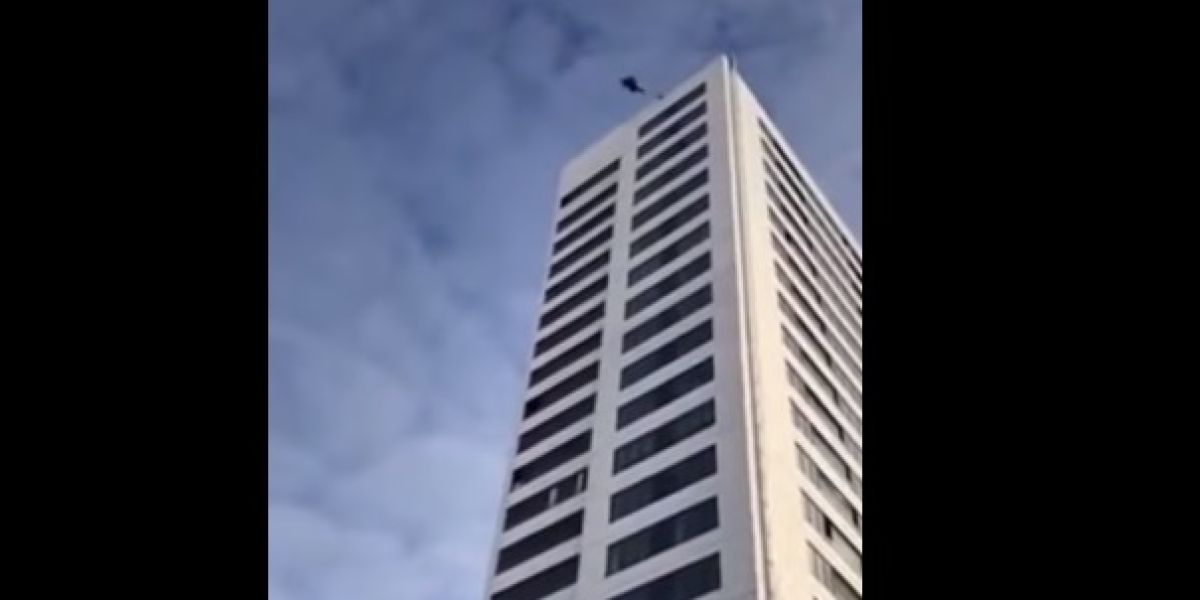 Momento del salto desde el edificio en Estocolmo