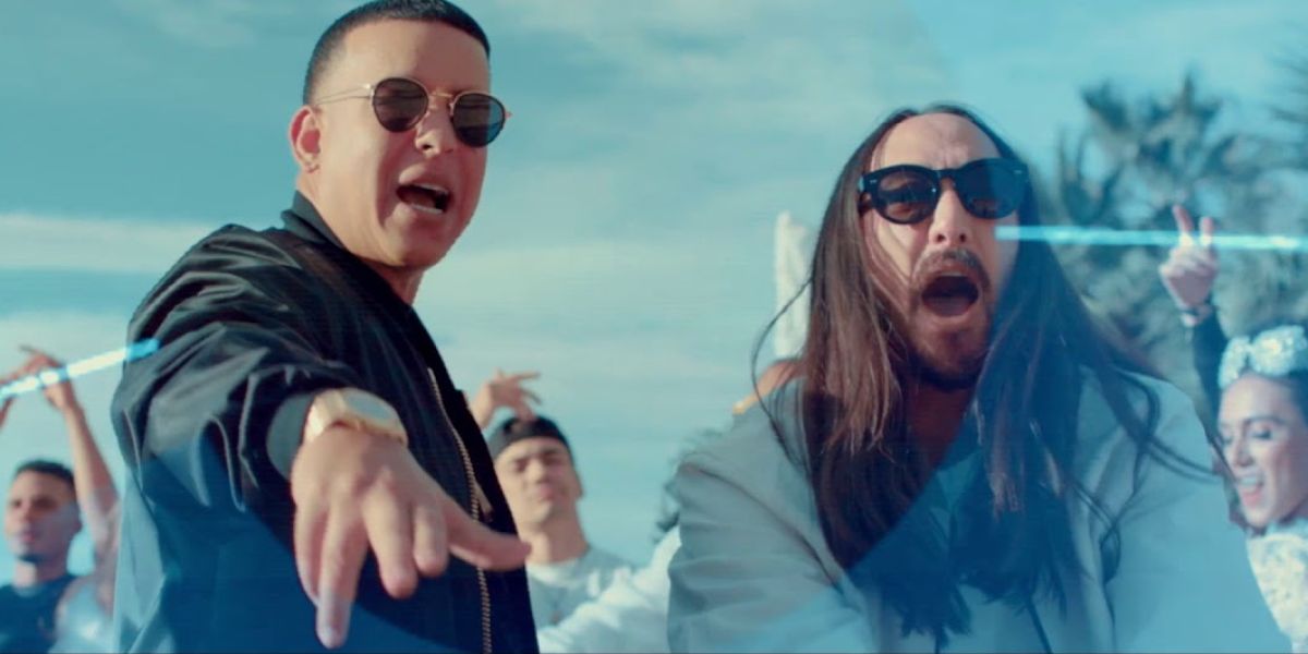 Daddy Yankee y Steve Aoki en el vídeo de 'Azukita'