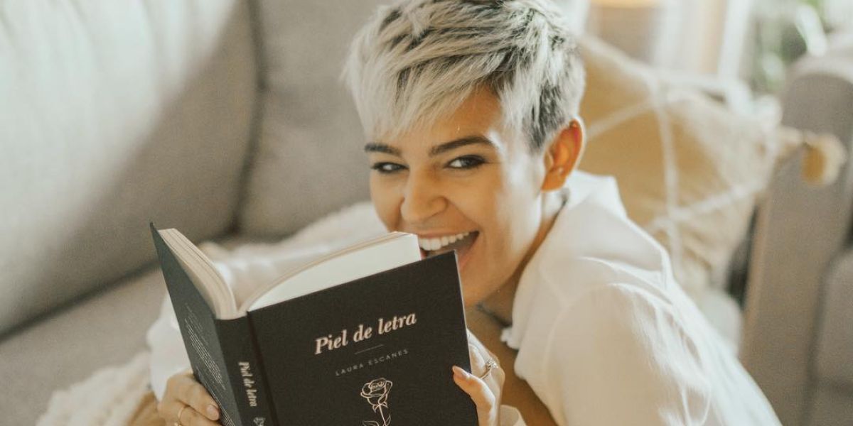 Laura Escanes con su nuevo libro