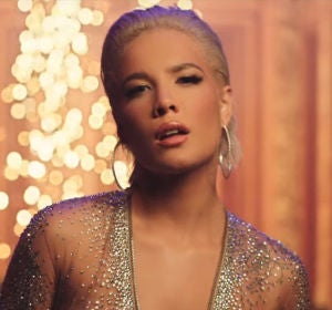 Halsey en el vídeo de 'Alone' Halsey en el vídeo de 'Alone'