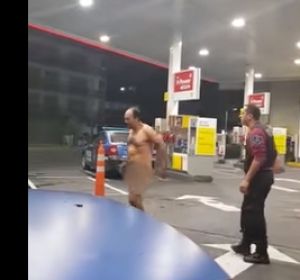 Se le atasca un juguete erótico en el recto y sale desnudo a la calle a pedir ayuda Se le atasca un juguete erótico en el recto y sale desnudo a la calle a pedir ayuda