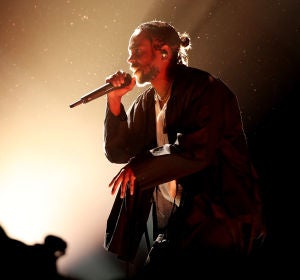 Kendrick Lamar durante su actuación en los Grammy 2018 Kendrick Lamar durante su actuación en los Grammy 2018