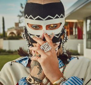 Rihanna con un pasamontañas de Gucci en el Coachella Rihanna con un pasamontañas de Gucci en el Coachella
