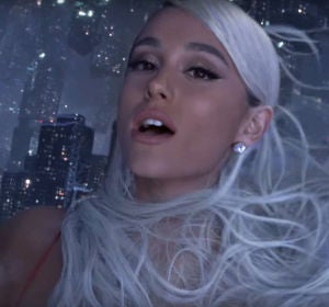 Ariana Grande en el videoclip de 'No Tears Left To Cry' Ariana Grande en el videoclip de 'No Tears Left To Cry'