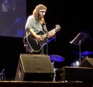Dave Grohl interpreta un tema de Adele junto con su hija Violet Dave Grohl interpreta un tema de Adele junto con su hija Violet