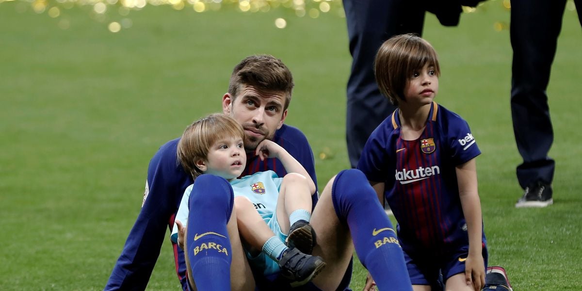 Gerard Piqué junto con sus hijos, Sasha y Milan, celebrando el triunfo del Barça en la Copa del Rey 2018