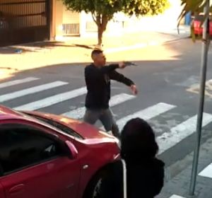 Intenta atracar a punta de pistola en la puerta de un colegio y lo mata una de las madres Intenta atracar a punta de pistola en la puerta de un colegio y lo mata una de las madres