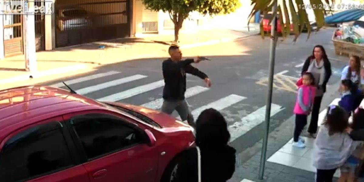 Intenta atracar a punta de pistola en la puerta de un colegio y lo mata una de las madres