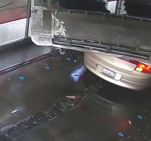 Un hombre destroza su coche tras no entender las instrucciones del lavado automático del vehículo Un hombre destroza su coche tras no entender las instrucciones del lavado automático del vehículo