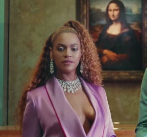 Beyoncé y Jay Z frente a la Mona Lisa en el vídeo de 'APESHIT' Beyoncé y Jay Z frente a la Mona Lisa en el vídeo de 'APESHIT'