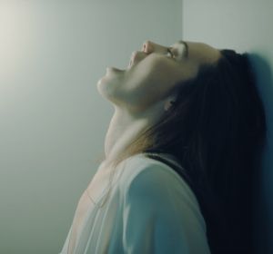 Una imagen del videoclip de 'Ataraxia' de La Casa Azul Una imagen del videoclip de 'Ataraxia' de La Casa Azul