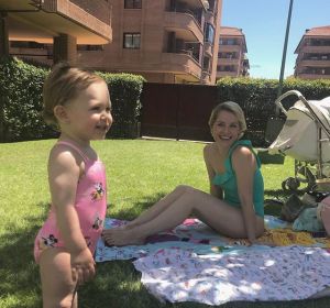 Soraya Arnelas y su hija Manuela en la piscina Soraya Arnelas y su hija Manuela en la piscina