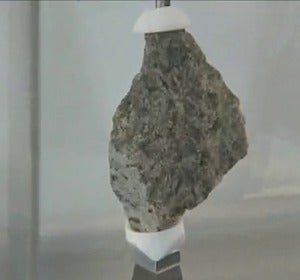 Piedra lunar  entregada a España  por la  Nasa