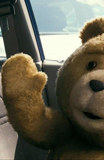 Pese a ser un osos de peluche, Ted conduce, aunque no muy bien