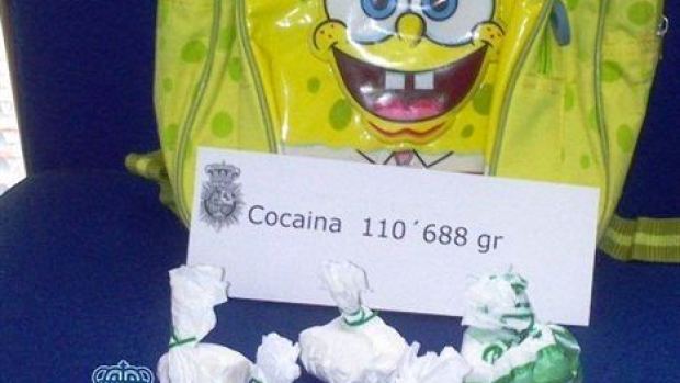 Ocultaba cocaína en la mochila de su hijo