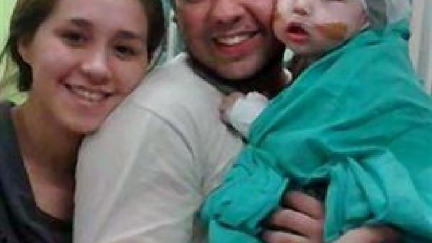 Renzo, en el hospital con sus padres