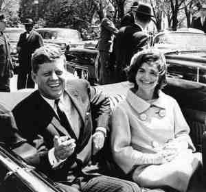 El presidente de EEUU John Kennedy y su esposa