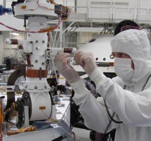 Ingeniero fijando el segundo boom de REMS en el mástil principal del rover Curiosity