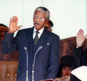 Mandela jura su cargo en Pretoria