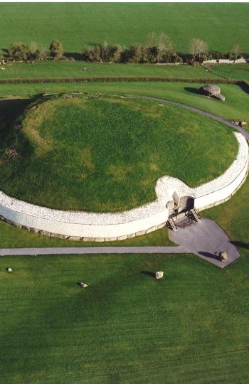 Imagen aérea del túmulo de New Grange, en el condado de Meath (Irlanda)