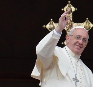  El papa Francisco saluda a los fieles