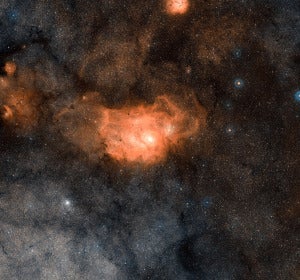 Espectacular imagen de gran campo centrada en la Nebulosa de la Laguna