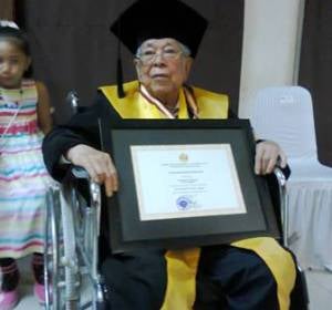 Un indonesio se doctora en Derecho a los 91 años