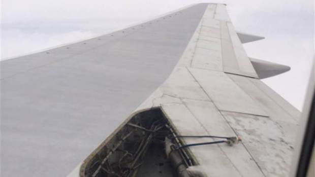 Así quedó el ala del avión tras desprenderse una parte