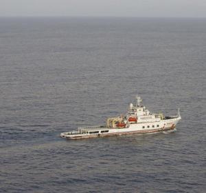 Barco chino buscando las cajas negras del avión malasio