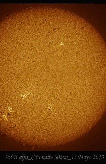 Imagen del Sol observado con un telescopio adaptado con un filtro H-alfa