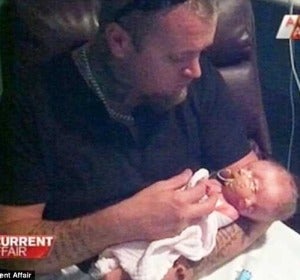 El padre de las pequeñas las coge en brazos.