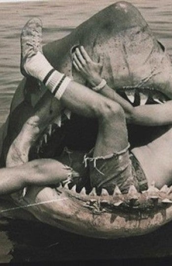 Steven Spielberg dentro de la boca de Tiburón