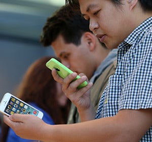 Jóvenes probando un iPhone