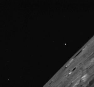 Imagen de dos cráteres lunares tomada por la sonda LADEE