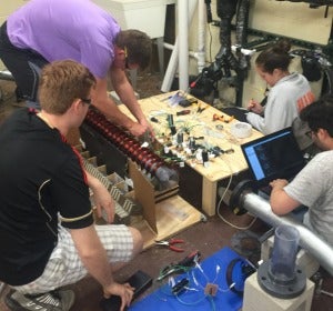 El equipo de estudiantes trabajando en el proyecto