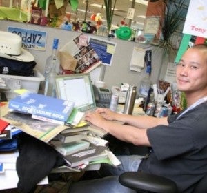 El abarrotadísimo escritorio de Tony Hsieh, CEO de Zappos