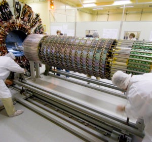 Investigadores trabajando en el experimento ATLAS del CERN