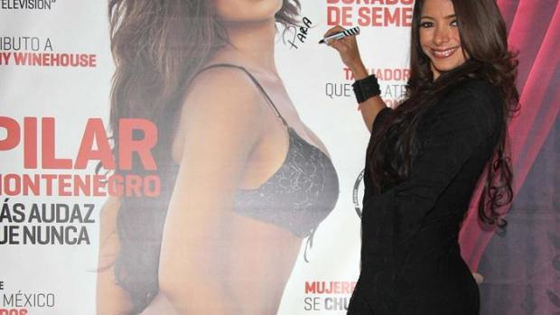 Pilar Montenegro posa frente a un póster de la revista Playboy