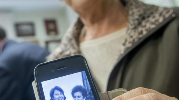 María del Carmen Gordo Galán muestra una imagen junto a su madre