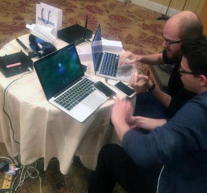 Nico Golde (izda.) y Daniel Komaromy en el evento de seguridad PacSec 