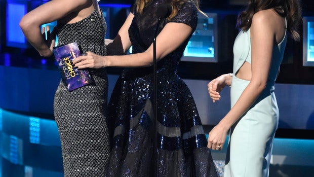 Dakota Johnson se rompe el vestido en los People's Choice Awards