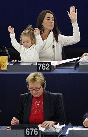 Licia Ronzuli en el Parlamento Europeo