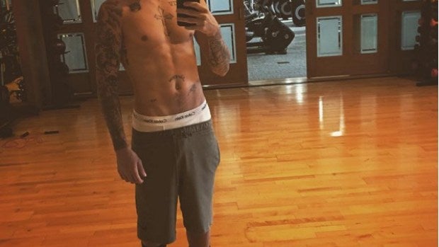 Justin Bieber se hace selfie en el gym