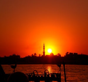 El sol se pone tras la ciudad de Luxor, en Egipto