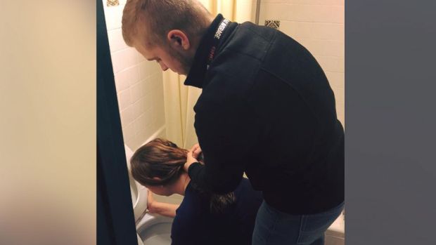 Joshua Streeter ayudando a su prometida embarazada