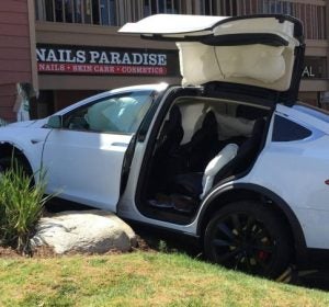 El propietario de un Tesla acusa a su coche de estrellarse solo 