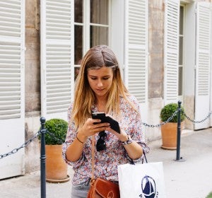 Una chica escribiendo en su móvil