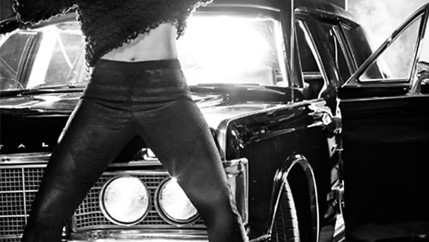 Rihanna, de rubia platino para 'Armani Jeans'