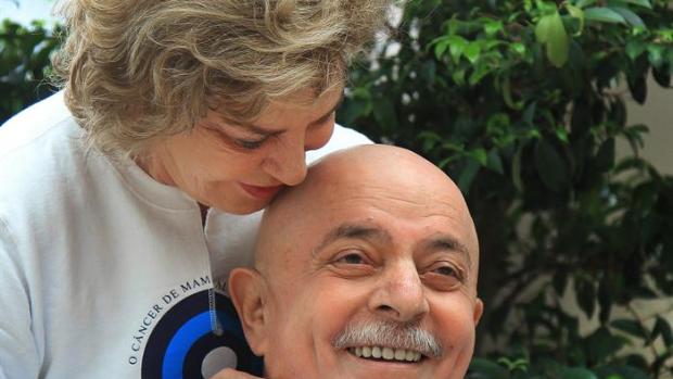 Lula sonríe junto a su esposa tras raparse la cabeza