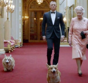 La reina Isabel II, acompañada por el actor Daniel Craig y sus perros corgis